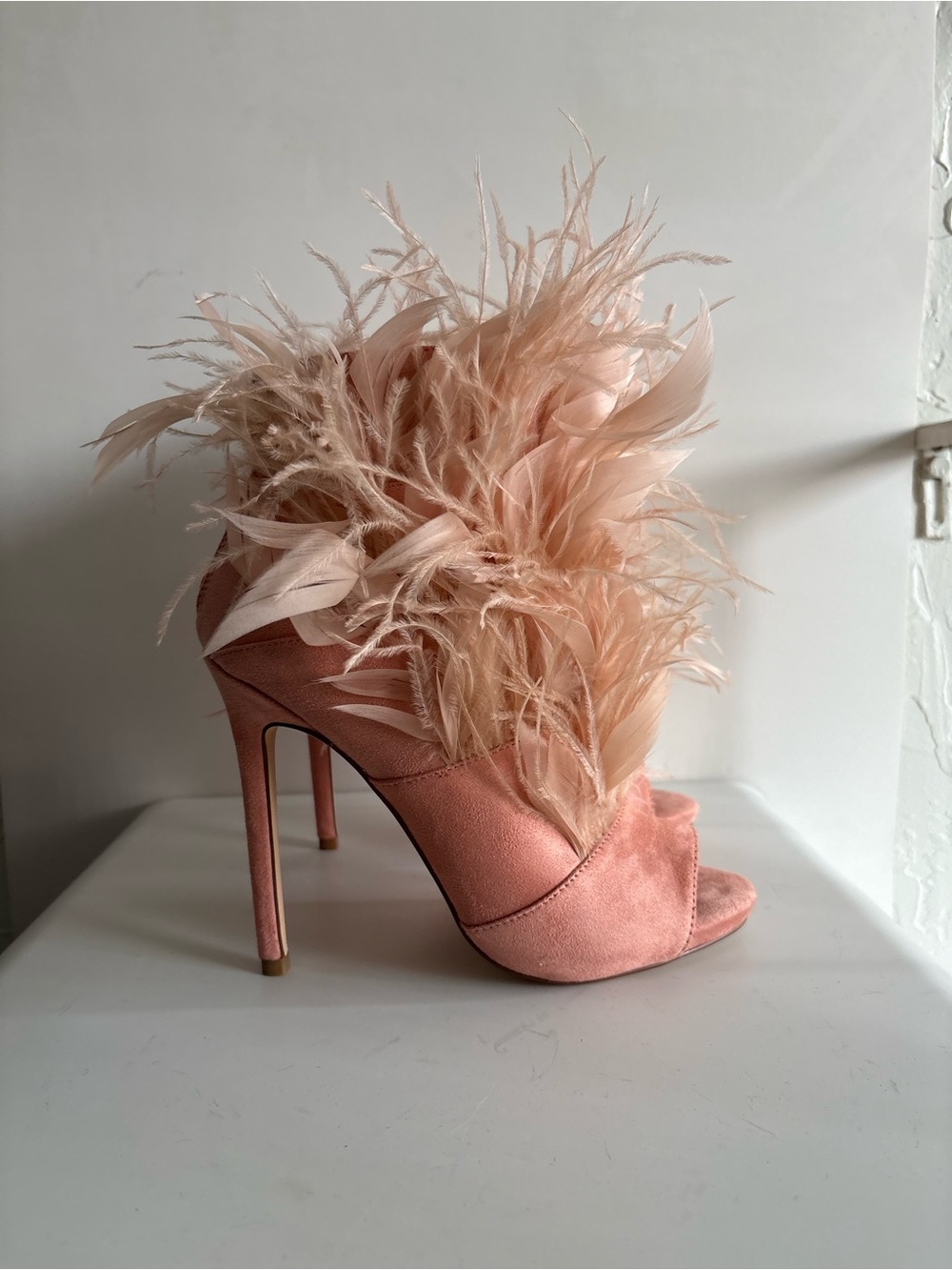 Privileged by J. C Dossier Leisa Blush Feather Peep-Toe High Heels w/Box Size 9